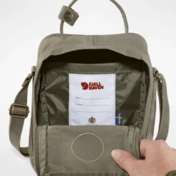 Fjallraven Sac à Bandoulière Fjällräven Kånken Sling Corn 13 Fjallraven Sac à Bandoulière Fjällräven Kånken Sling Corn -Fjallraven 5 F23797 FW19 fvrd kanken sling fjaellraeven 21