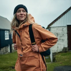 Veste Fjallraven Women Vardag Anorak Desert Brown 17 Veste Fjallraven Women Vardag Anorak Desert Brown -Fjallraven 9 square Mood FW22 DanielBlom Outdoor 3816 EXP 2025 08 01