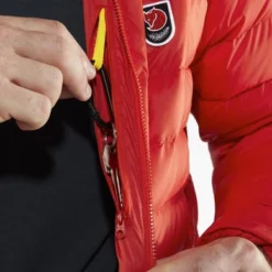 Fjallraven Veste Fjällräven Men Expedition Pack Down Hoodie True Red 15 Fjallraven Veste Fjällräven Men Expedition Pack Down Hoodie True Red -Fjallraven Expedition Pack Down Hoodie M 86121 334 F DETAIL FJR 1