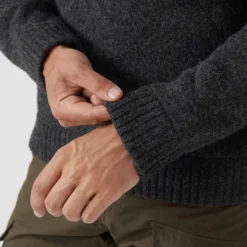 Fjallraven Pull-Over Fjällräven Men Koster Sweater M Dark Grey 10 Fjallraven Pull-Over Fjällräven Men Koster Sweater M Dark Grey -Fjallraven Koster Sweater M 90487 030 I DETAIL FJR