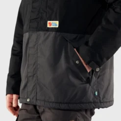 Fjallraven Veste Fjällräven Men Vardag Lite Padded Jacket M Black-Dark Grey 12 Fjallraven Veste Fjällräven Men Vardag Lite Padded Jacket M Black-Dark Grey -Fjallraven Vardag Lite Padded Jacket M 84128 550 030 F DETAIL FJR