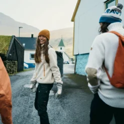 Gilet Fjallraven Women Vardag Pile Fleece Chalk White -Fjallraven square Mood FW22 DanielBlom Outdoor 3745 EXP 2025 08 01